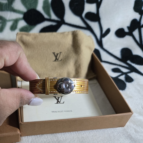 💯 Authentic Louis Vuitton Epi Leather Good Luck Bracelet with Box and Dustbag - Picture 2 of 12